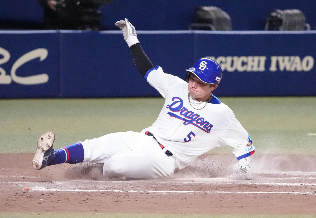 プロ野球交流戦中日対楽天　8回裏中日1死一、三塁、板山祐太郎の犠飛で生還する村松開人（撮影・森本幸一）＝2026年5月28日