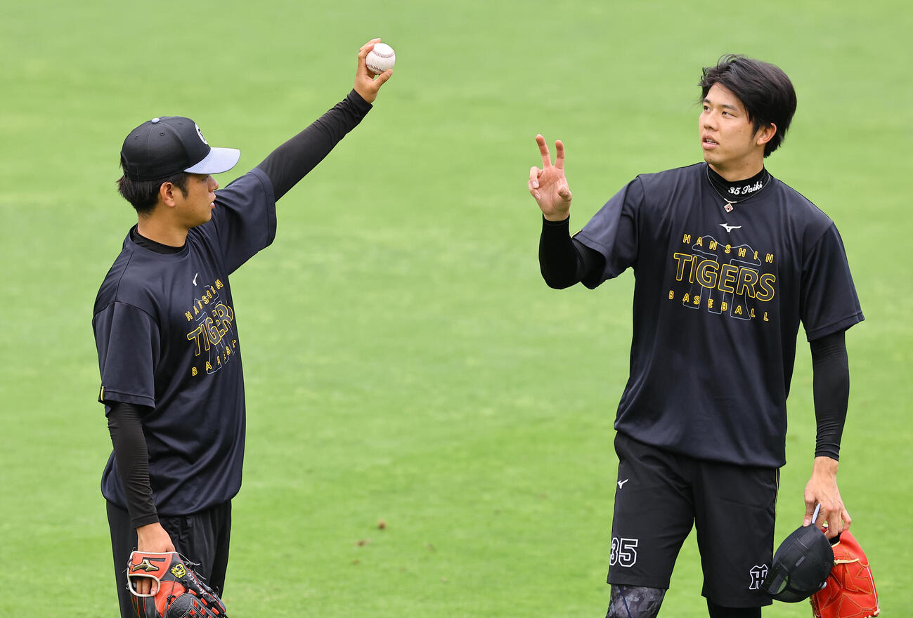 阪神対日本ハム　ボールを手に話をする高橋遥人（左）と才木浩人（撮影・上田博志）