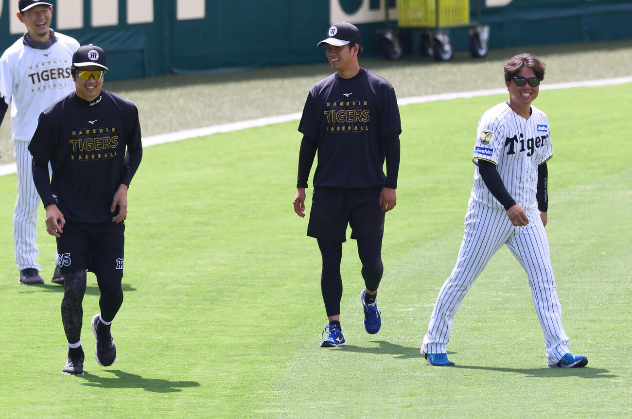 阪神対日本ハム　甲子園球場で練習をする左から才木浩人、高橋遥人、村上頌樹（撮影・上田博志）