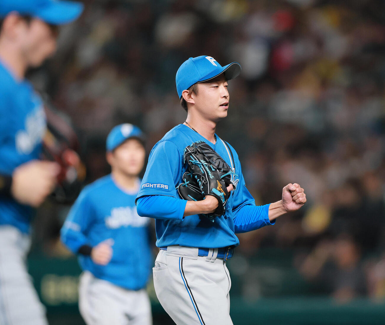 阪神対日本ハム　8回に登板し、無失点に終えベンチに引き揚げる島本浩也（撮影・上山淳一）