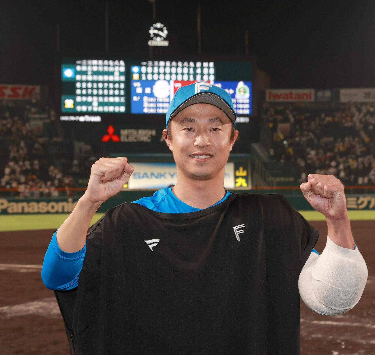 阪神対日本ハム　ヒーローの日本ハム島本浩也はフォトセッションでポーズを決める（撮影・上山淳一）