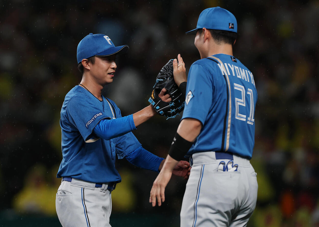 阪神対日本ハム　7回裏の阪神打線を抑え、ベンチへ戻る日本ハム島本浩也（左）（撮影・前田充）