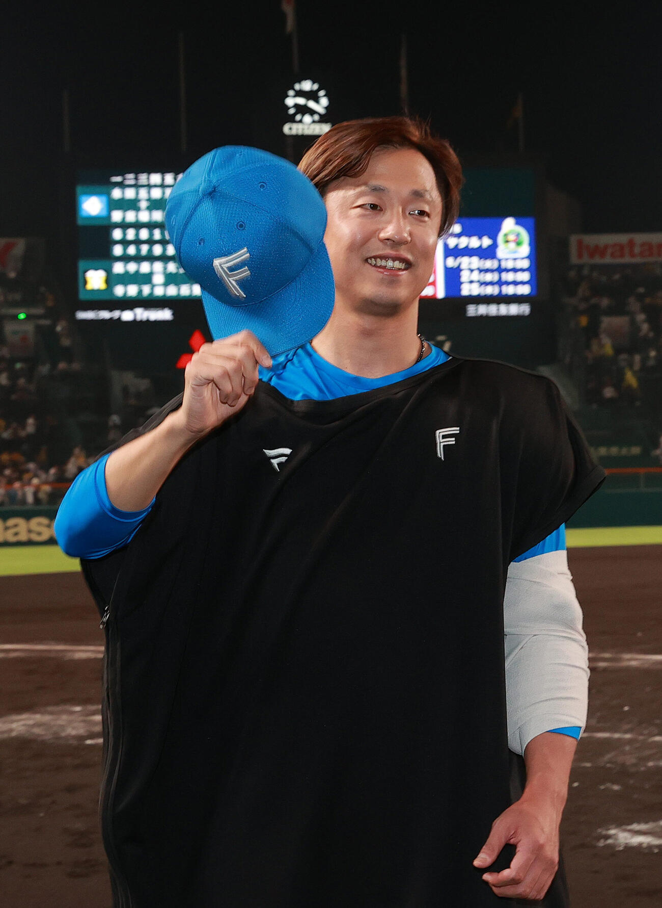 阪神対日本ハム　ヒーローインタビューを終え笑顔を見せる日本ハム島本浩也（撮影・上山淳一）