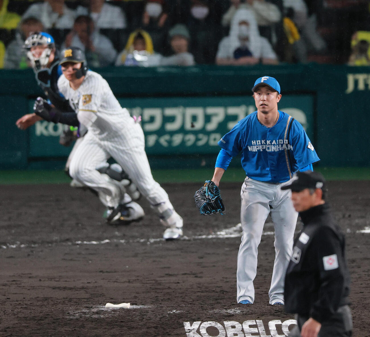 セ・パ交流戦　阪神対日本ハム2回戦　阪神対日本ハム　7回裏阪神無死一塁、島本浩也（手前）は森下翔太を二ゴロ併殺に仕留める（撮影・上山淳一）