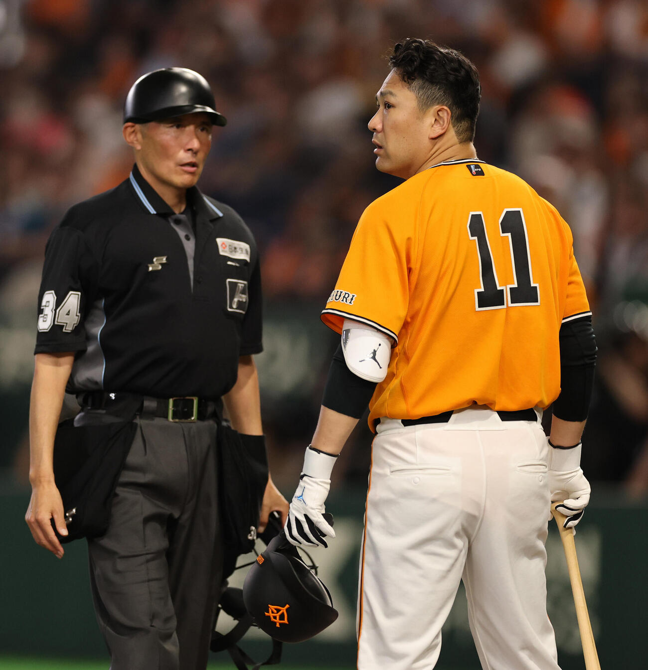 巨人対ソフトバンク　4回裏巨人無死一塁、頭付近への投球に表情を変える田中将大（撮影・野上伸悟）