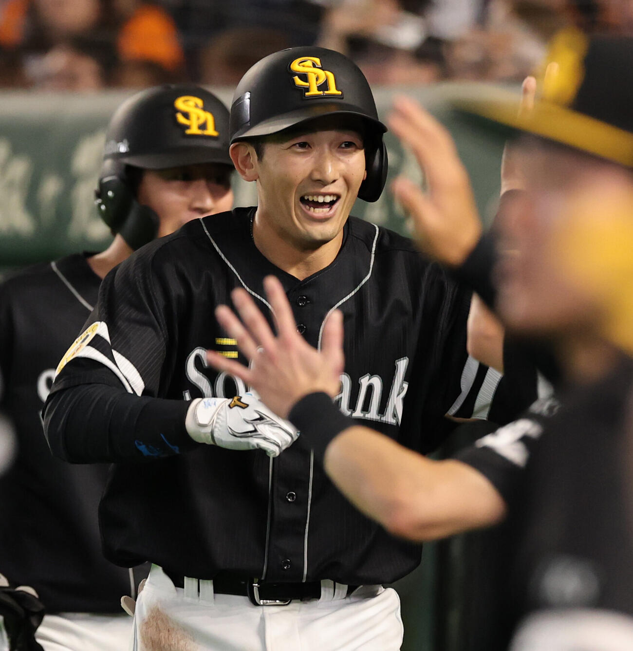 巨人対ソフトバンク　7回表ソフトバンク2死一塁、2点本塁打を放ちベンチでナインに祝福を受ける山本祐大（撮影・野上伸悟）