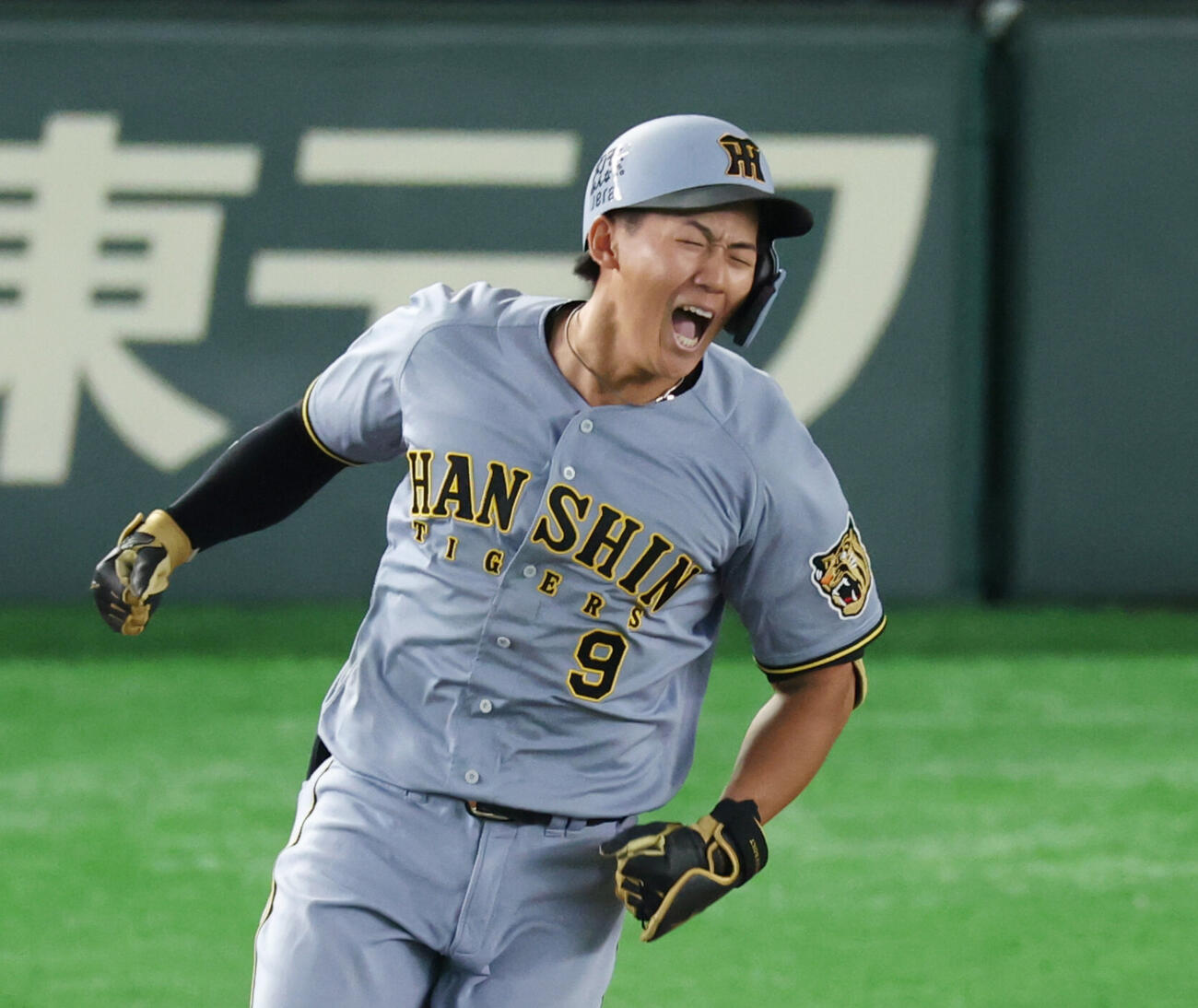 プロ初本塁打を放ち、雄たけびを上げる立石（2026年5月24日撮影）