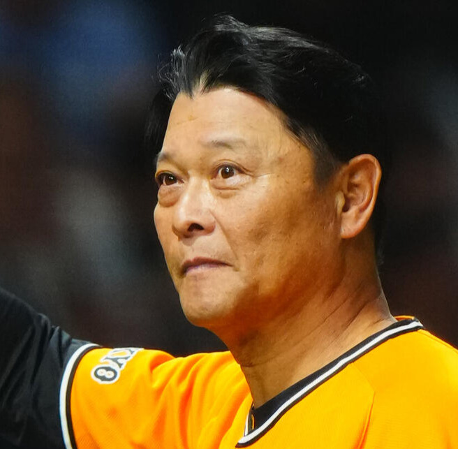 2026年5月27日、交流戦　巨人対ソフトバンク　ソフトバンクに勝利しファンに応える巨人橋上秀樹監督代行