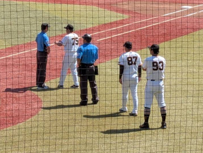 審判に抗議する石井2軍監督