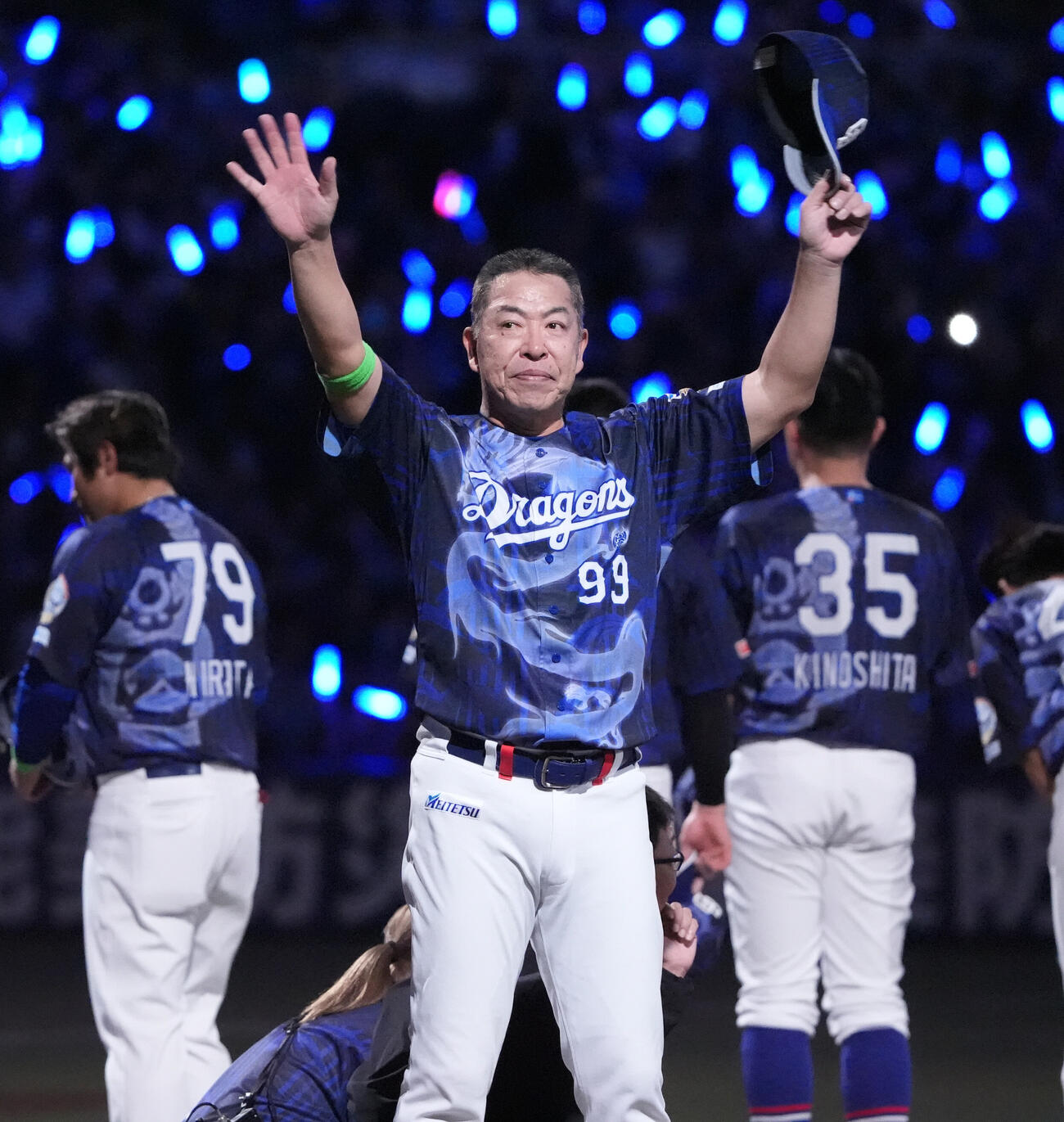 交流戦試合終了後、スタンドの声援に応える井上一樹監督（2026年5月撮影）