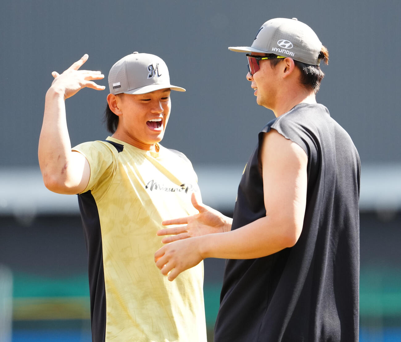 ロッテ対阪神　試合前練習で笑顔のロッテ山本大斗（左）と井上広大（撮影・鈴木みどり）