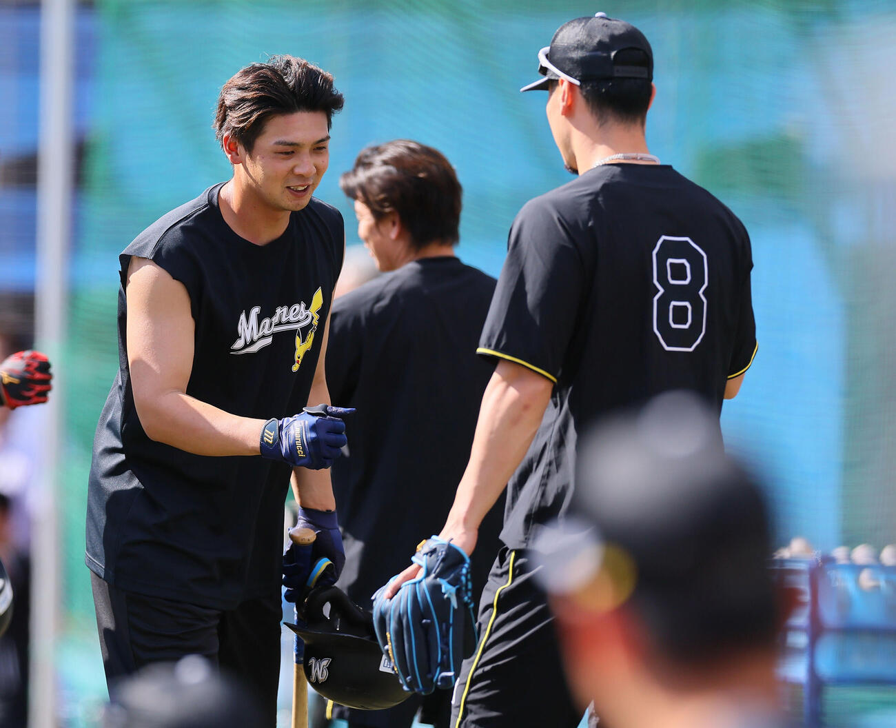 ロッテ対阪神　阪佐藤輝明とあいさつを交わすロッテ井上広大（左）（撮影・藤尾明華）＝2026年5月29日、ZOZOマリンスタジアム