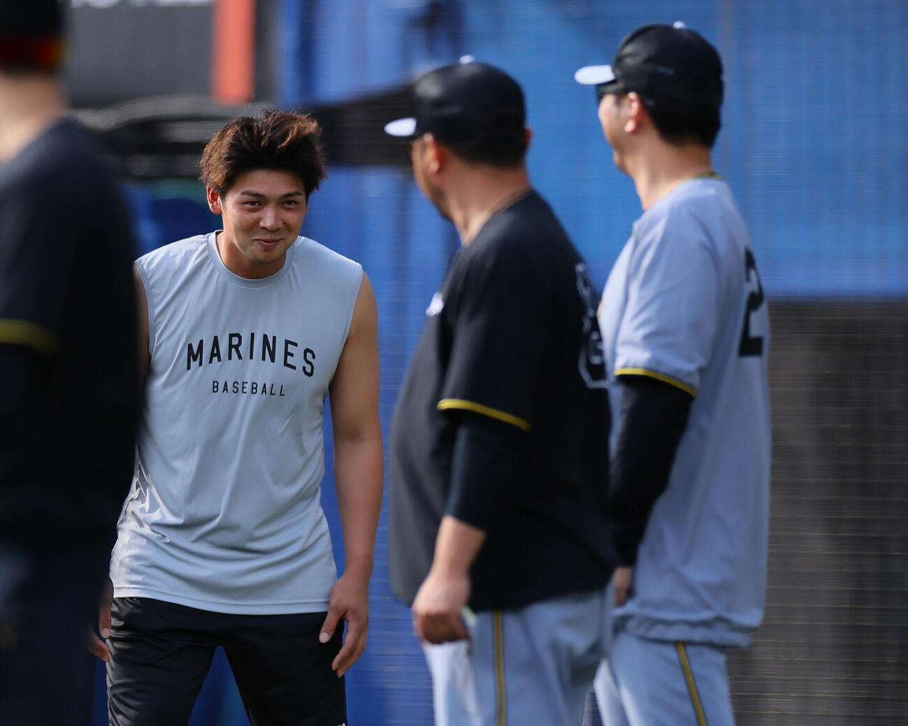 ロッテ対阪神　藤川球児監督にあいさつをするロッテ井上広大（左）（撮影・藤尾明華）