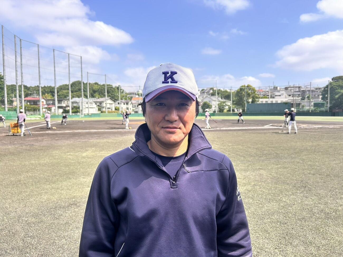 32年前に選手として天覧試合に出場した慶大・根岸弘コーチは、今度は指導者として2度目の天覧試合を迎える（撮影・平山連）