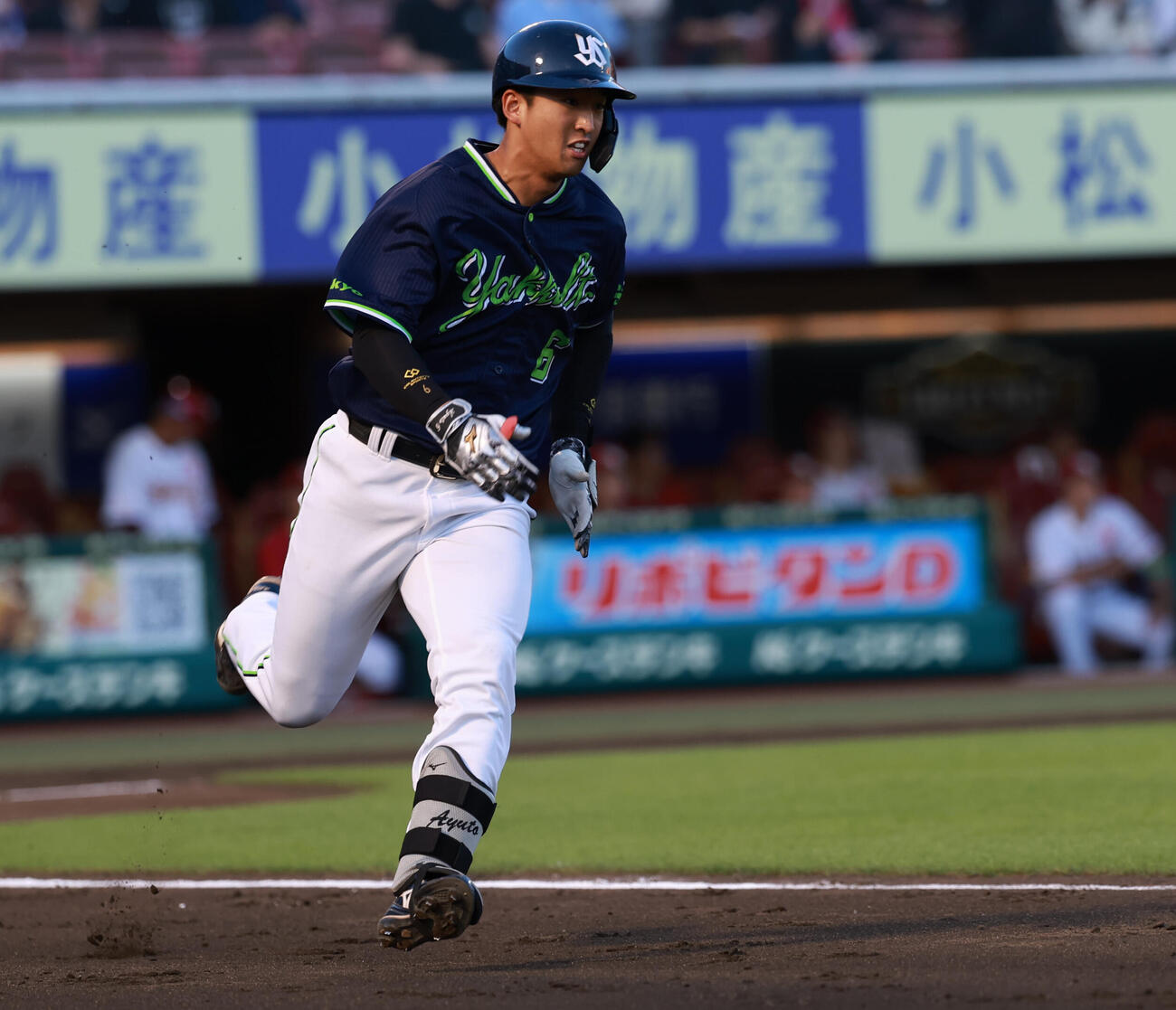 交流戦　楽天対ヤクルト　2回表ヤクルト無死、プロ初安打を放つ松下歩叶（撮影・水谷安孝）