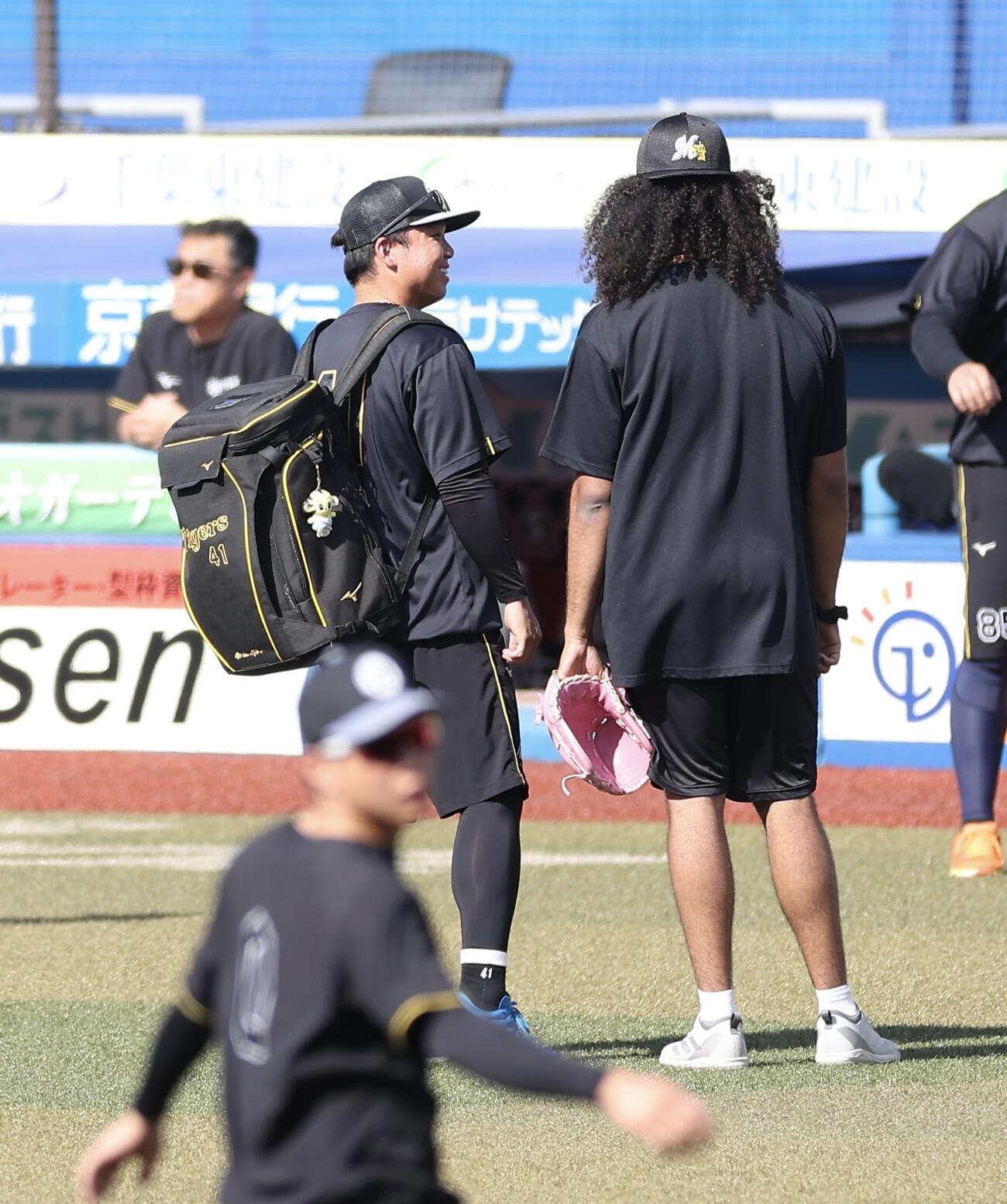 ロッテ対阪神　試合前、言葉を交わす阪神村上頌樹（左）とロッテジャクソン（撮影・河田真司）＝2026年5月29日