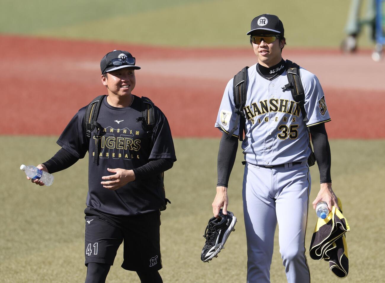 ロッテ対阪神　試合前、言葉を交わす阪神村上頌樹（左）と才木浩人（撮影・河田真司）＝2026年5月29日