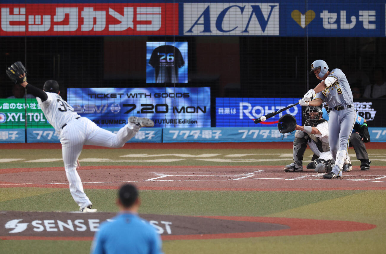ロッテ対阪神　2回表阪神無死、左前打を放つ立石正広。投手田中晴也（撮影・河田真司）