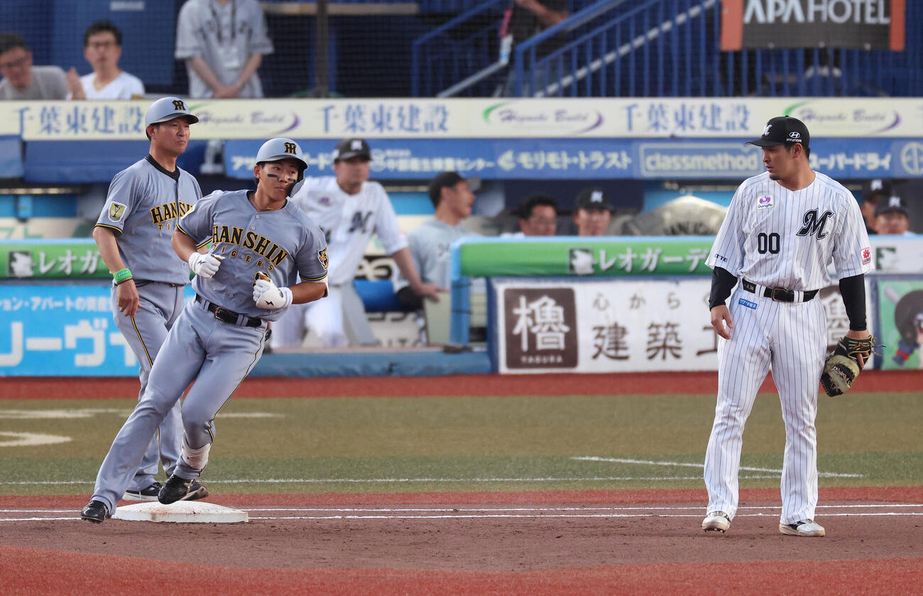 ロッテ対阪神　2回表阪神無死、左前打を放ち出塁する立石正広（撮影・河田真司）