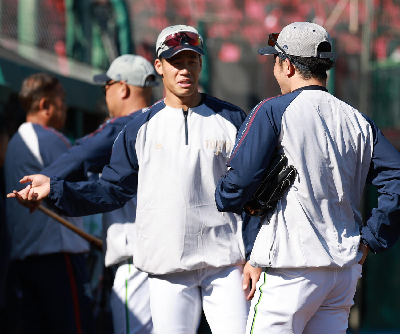 交流戦　楽天対ヤクルト　試合前、1軍に合流し笑顔を見せるヤクルト塩見泰隆（撮影・水谷安孝）
