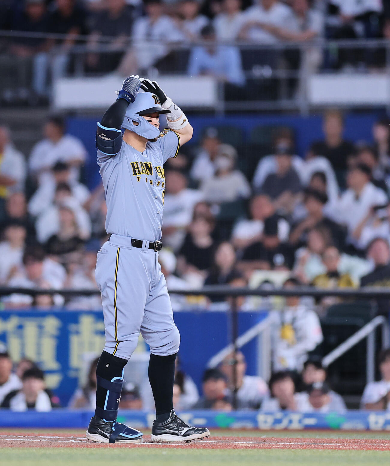 ロッテ対阪神　3回表阪神無死、一ゴロに倒れ悔しがる佐藤輝明（撮影・藤尾明華）