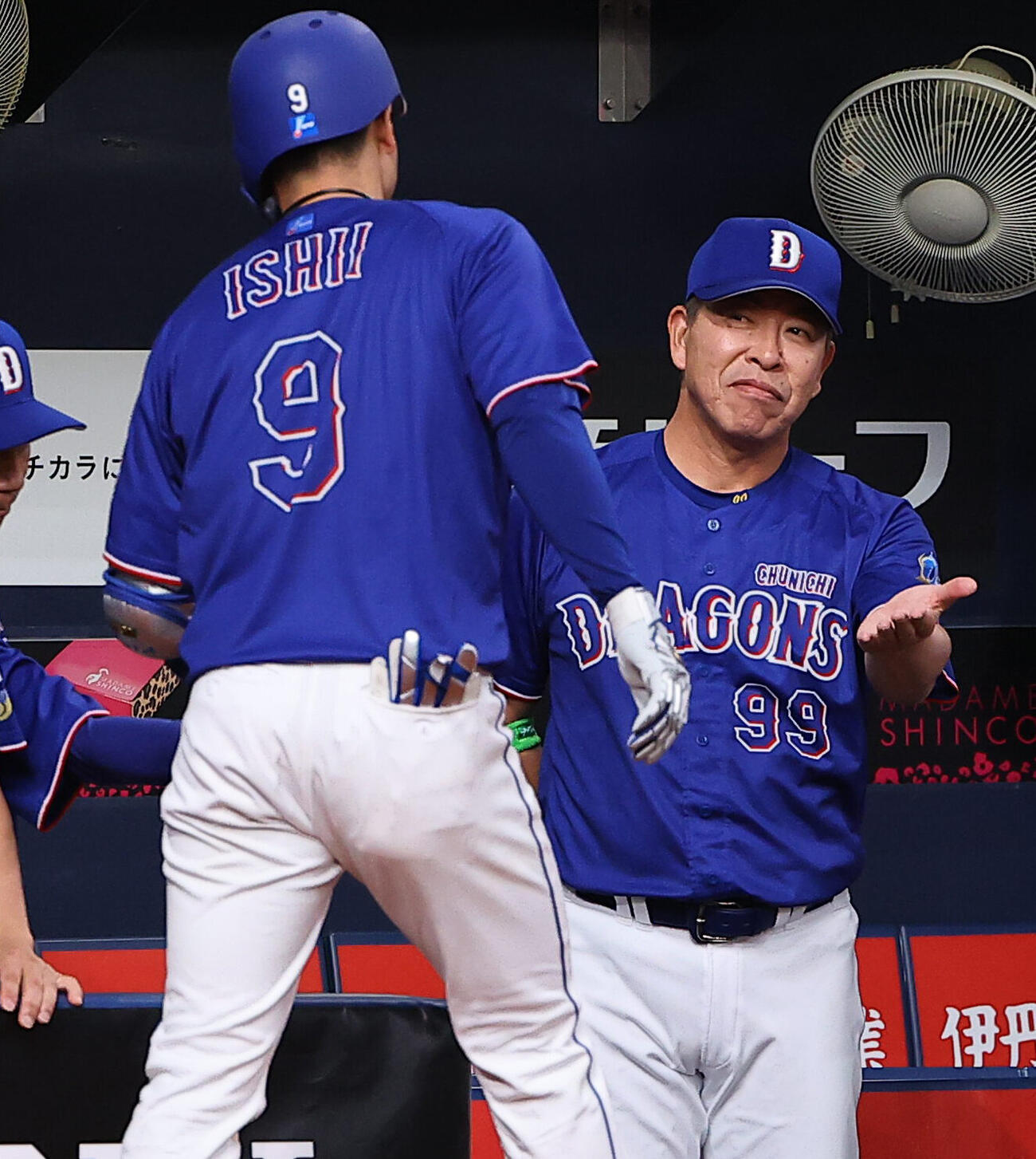 オリックス対中日　4回表中日2死、同点本塁打を放った石伊雄太を出迎える井上一樹監督（撮影・上田博志）