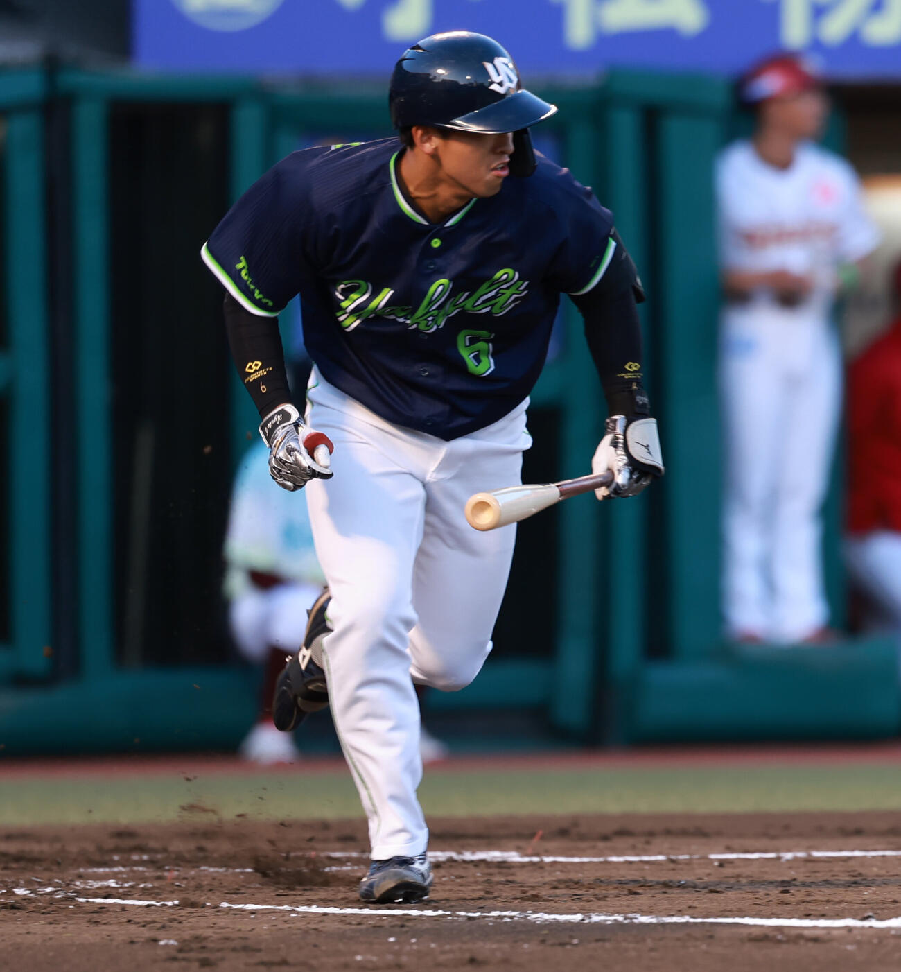 交流戦　楽天対ヤクルト　2回表ヤクルト無死、プロ初安打を放つ松下歩叶（撮影・水谷安孝）