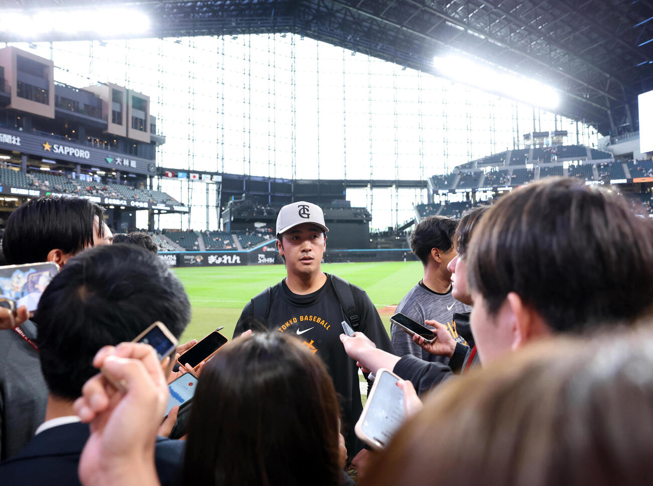 日本ハム対巨人　報道陣の質問に答える巨人西舘勇陽（撮影・浅見桂子）