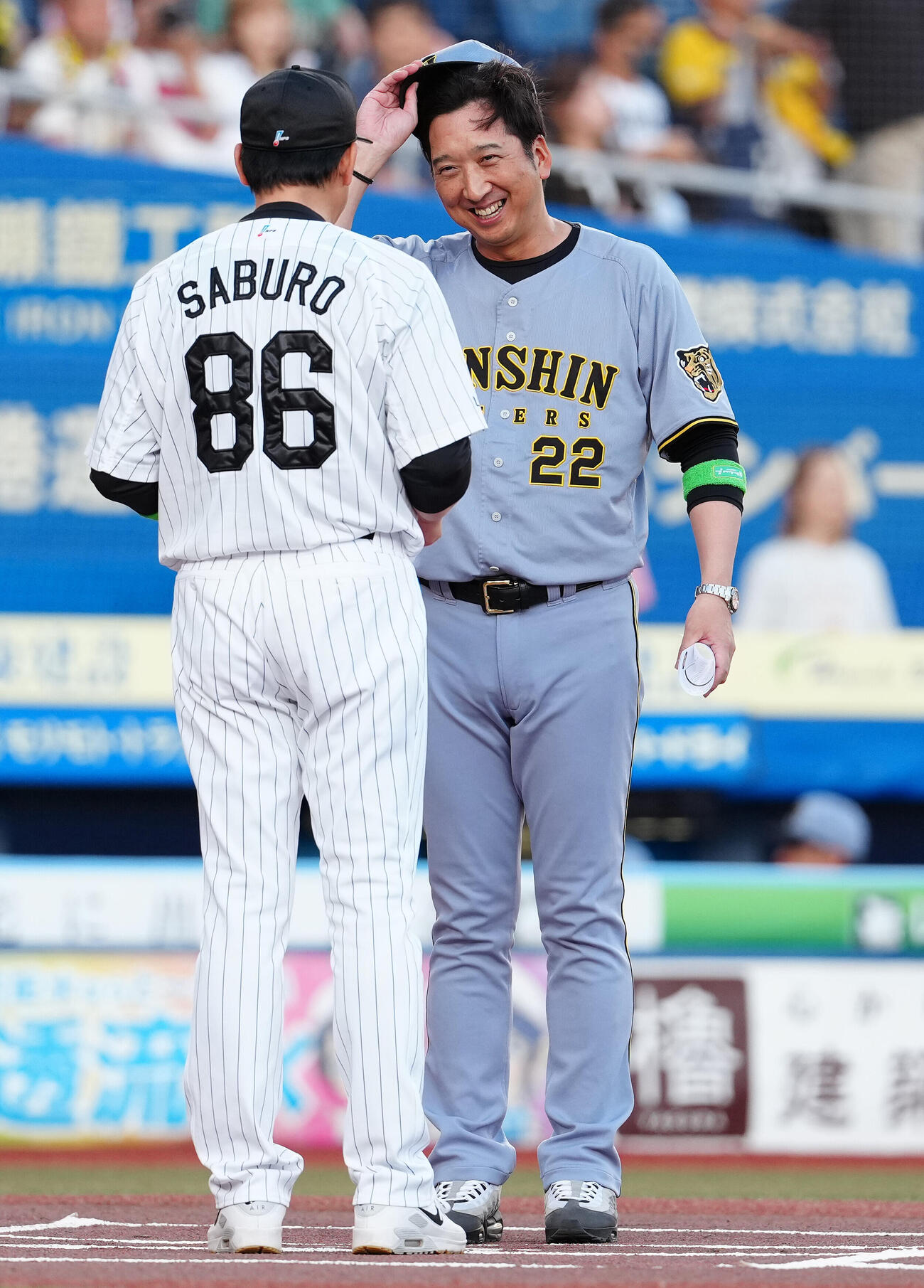 ロッテ対阪神　メンバー表の最終確認で言葉を交わす阪神藤川球児監督（右）とロッテのサブロー監督（撮影・鈴木みどり）