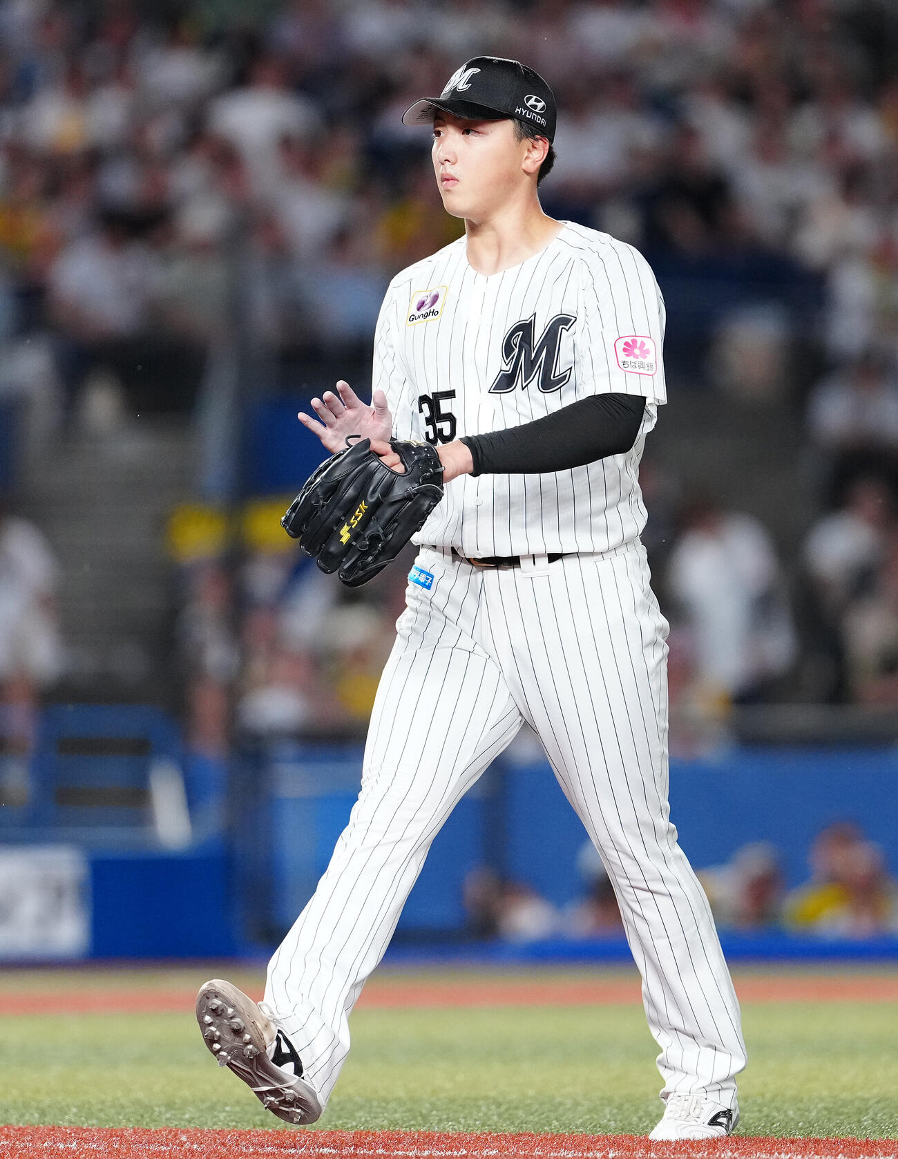 ロッテ対阪神　5回表を終え、ベンチへ戻るロッテ田中晴也（撮影・鈴木みどり）