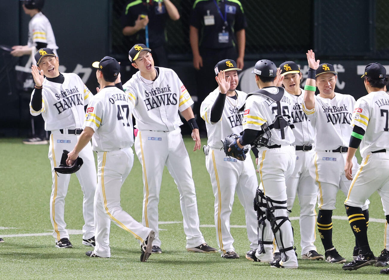 ソフトバンク対広島　完封勝利を飾ったソフトバンク大関友久は小久保裕紀監督に笑顔で迎えられる　（撮影・梅根麻紀）