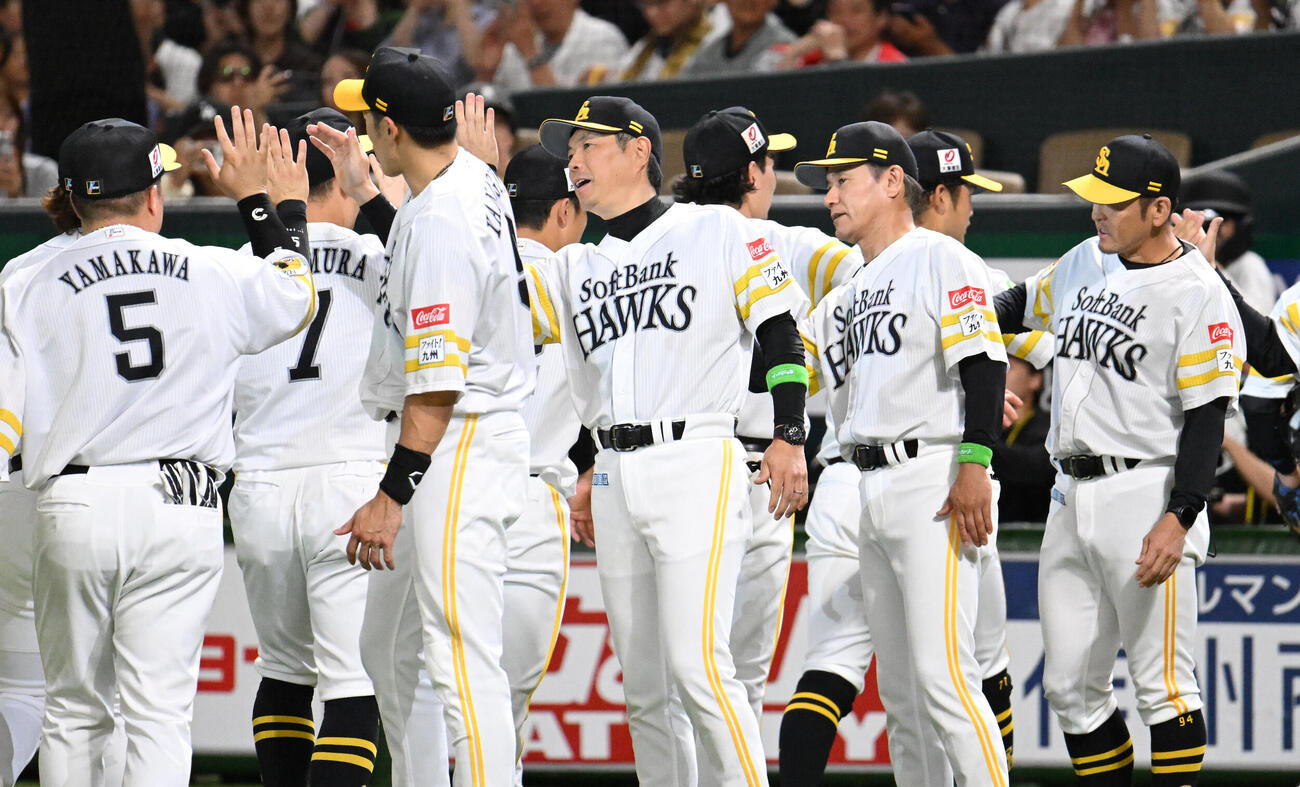 ソフトバンク対広島　勝利を収めタッチを交わすソフトバンクナイン（撮影・林敢治）