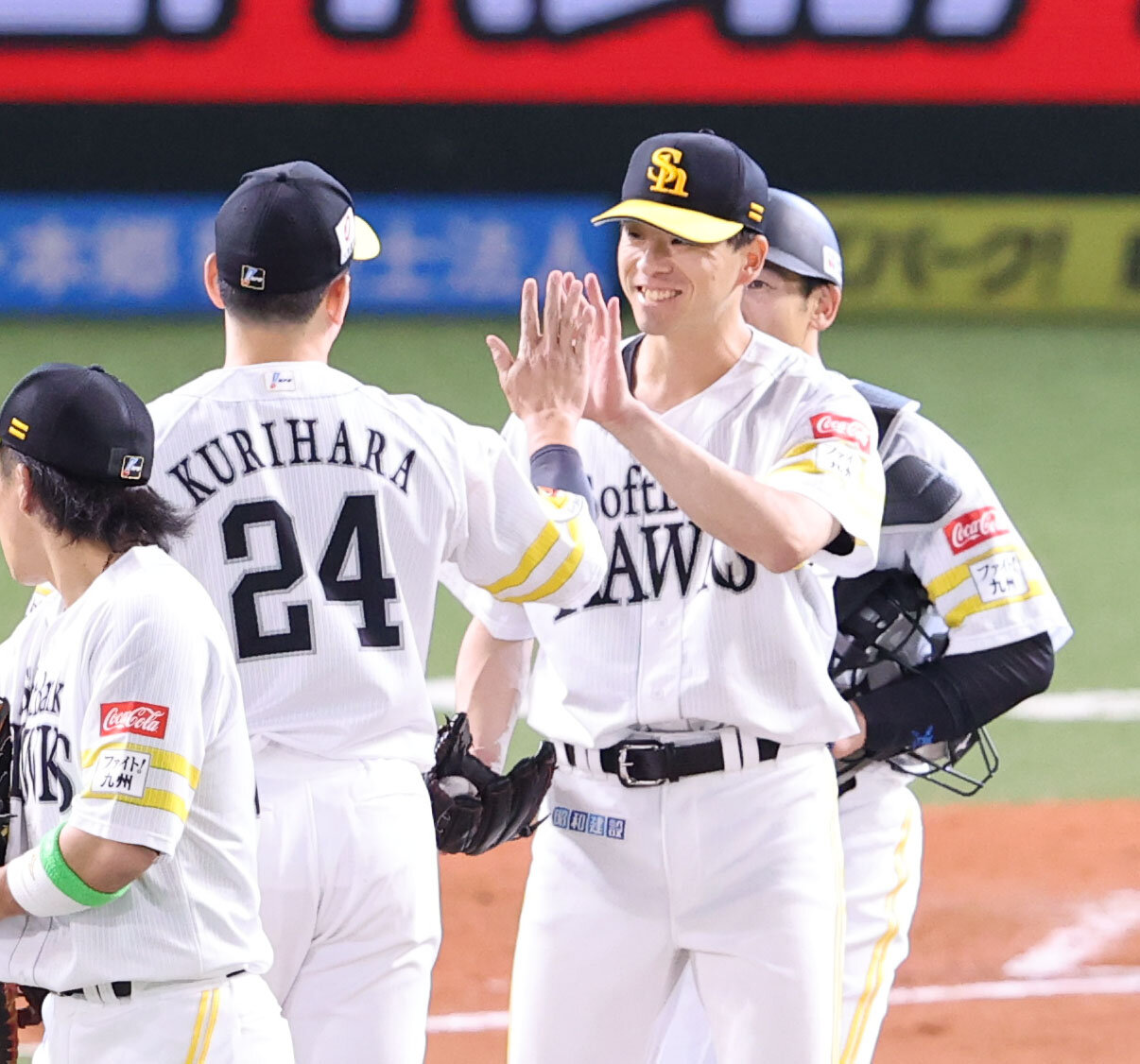 ソフトバンク対広島　完封勝利を飾ったソフトバンク大関友久は栗原陵矢にウイニングボールを渡され笑顔　（撮影・梅根麻紀）