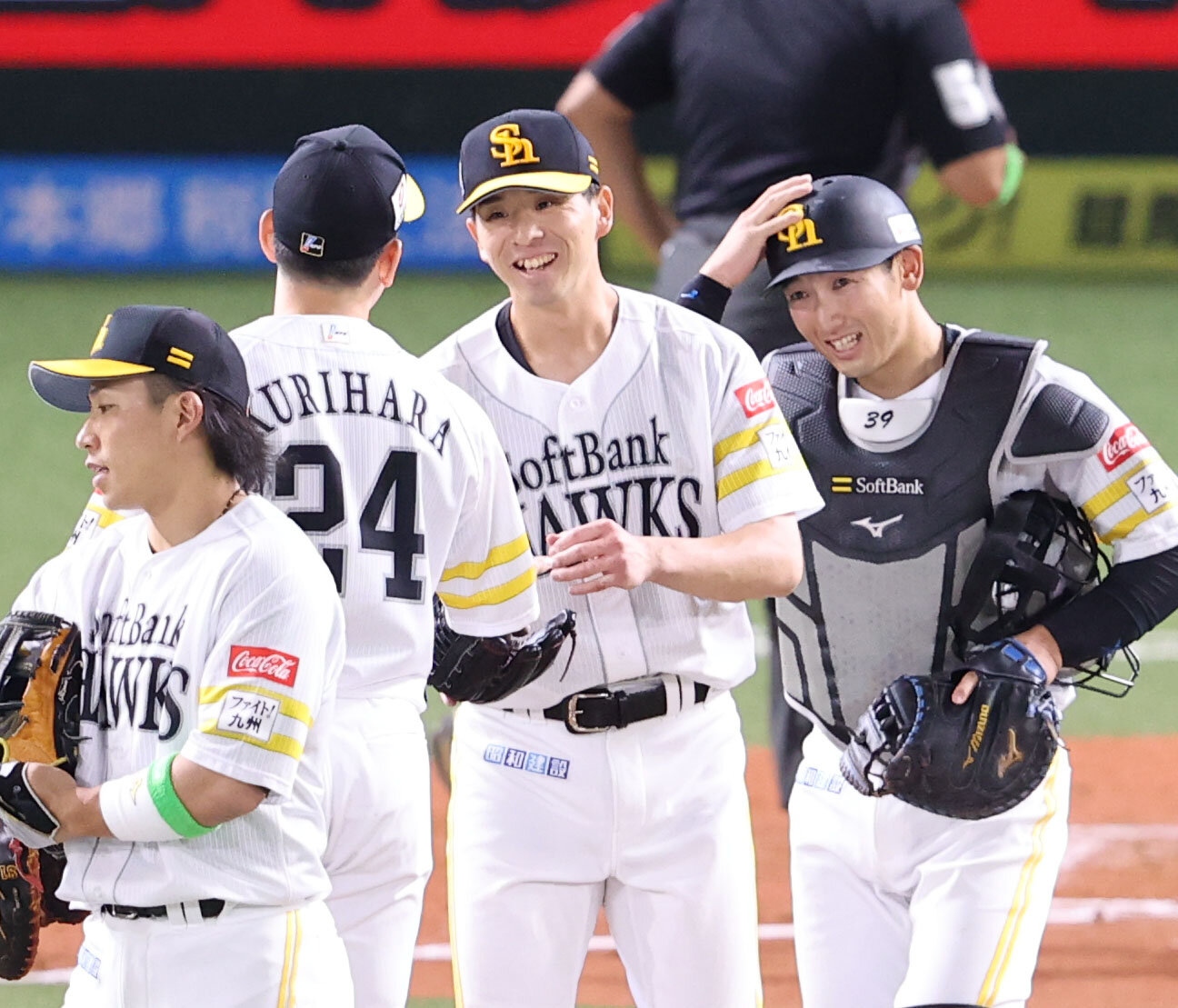 ソフトバンク対広島　完封勝利を飾ったソフトバンク大関友久は栗原陵矢にウイニングボールを渡され笑顔　（撮影・梅根麻紀）