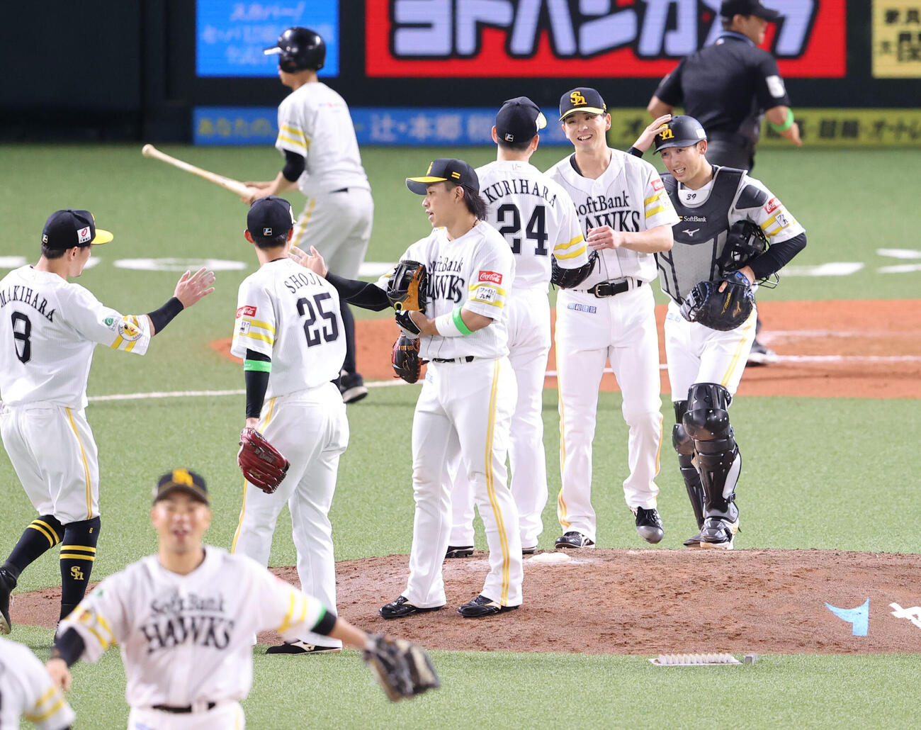 ソフトバンク対広島　完封勝利を飾ったソフトバンク大関友久は栗原陵矢にウイニングボールを渡され笑顔　（撮影・梅根麻紀）