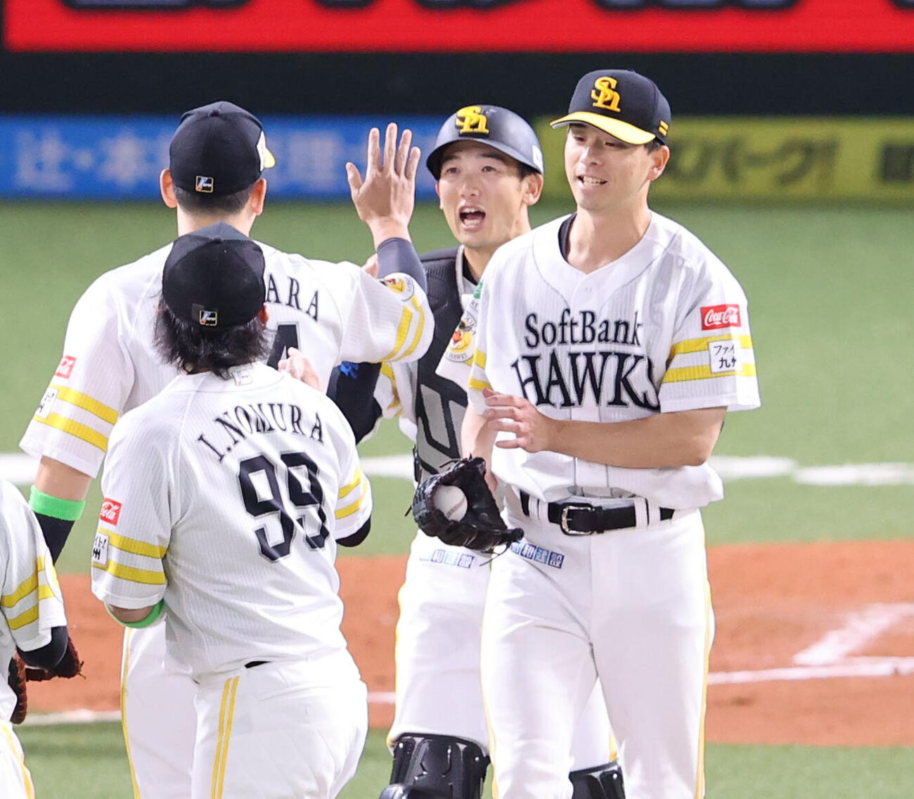ソフトバンク対広島　完封勝利を飾ったソフトバンク大関友久は栗原陵矢にウイニングボールを渡され笑顔　（撮影・梅根麻紀）