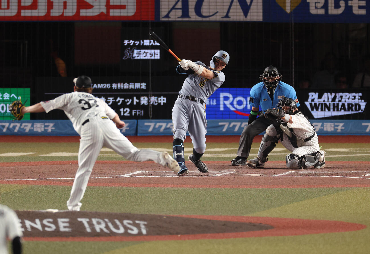 ロッテ対阪神　8回表阪神2死、二塁内野安打を放つ佐藤輝明。投手小野郁（撮影・河田真司）