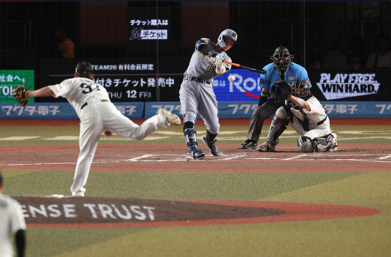 ロッテ対阪神　8回表阪神2死、二塁内野安打を放つ佐藤輝明。投手小野郁（撮影・河田真司）