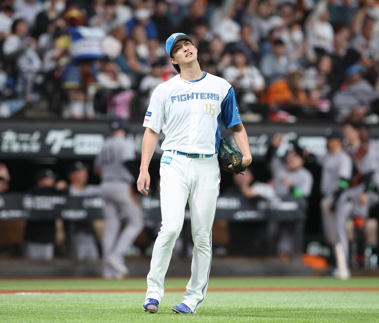 日本ハム対巨人　6回表巨人2死三塁、松本剛に適時打を浴びる達孝太（撮影・黒川智章）