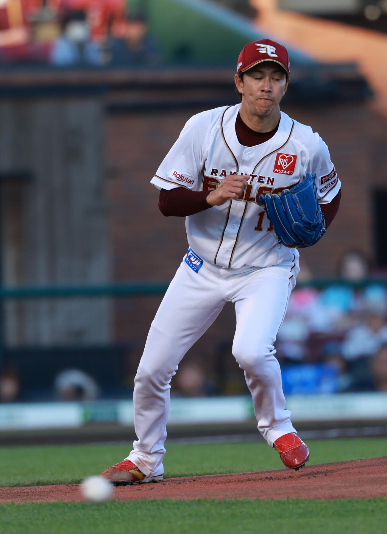 交流戦　楽天対ヤクルト　1回表ヤクルト無死、長岡秀樹の二ゴロに反応する岸孝之（撮影・水谷安孝）