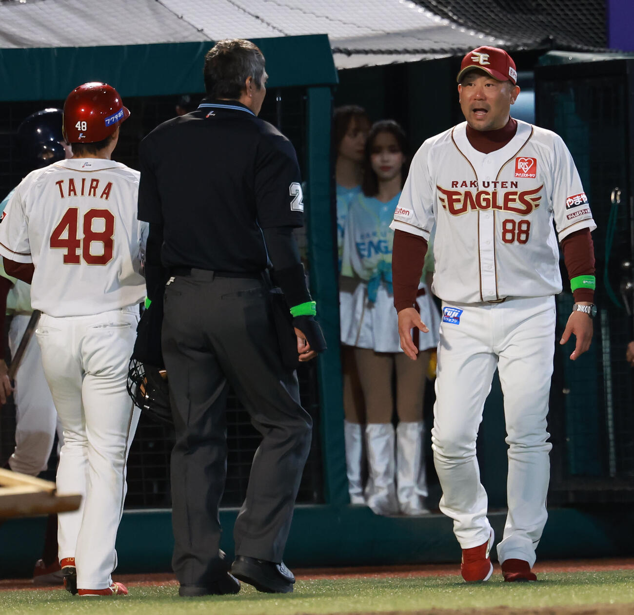 交流戦　楽天対ヤクルト　5回が終わり選手交代を告げる楽天三木肇監督樹（撮影・水谷安孝）