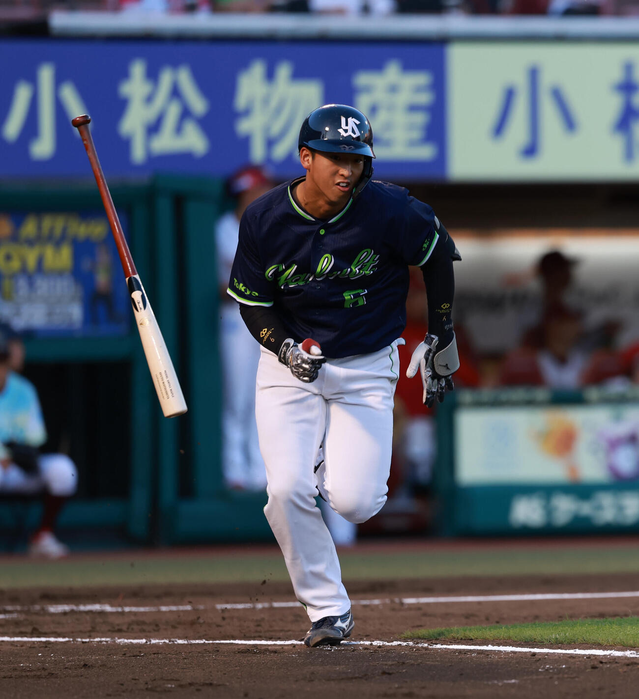 交流戦　楽天対ヤクルト　2回表ヤクルト無死、プロ初安打を放つ松下歩叶（撮影・水谷安孝）