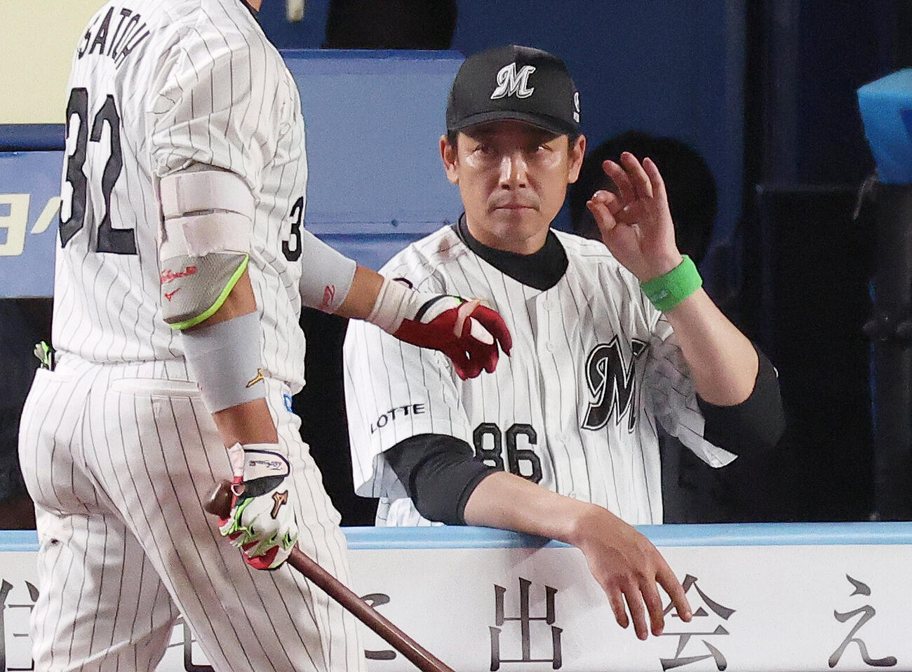 ロッテ対阪神　9回裏、戦況を見守るサブロー監督（撮影・河田真司）