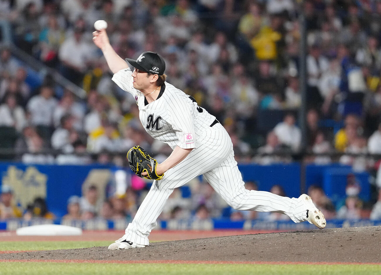ロッテ対阪神　7回表から2番手で登板したロッテ小野郁（撮影・鈴木みどり）