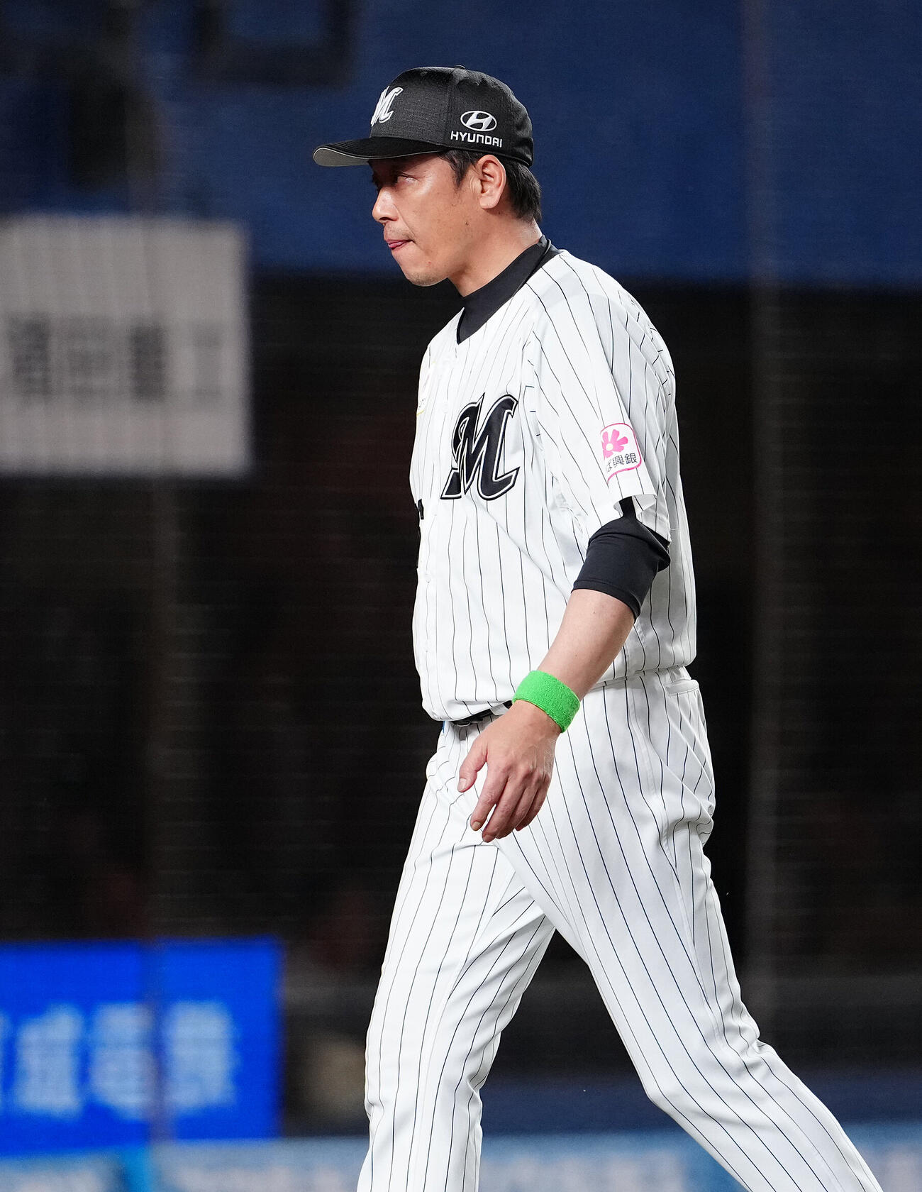 ロッテ対阪神　9回表の選手交代を告げ、ベンチへ戻るロッテのサブロー監督（撮影・鈴木みどり）