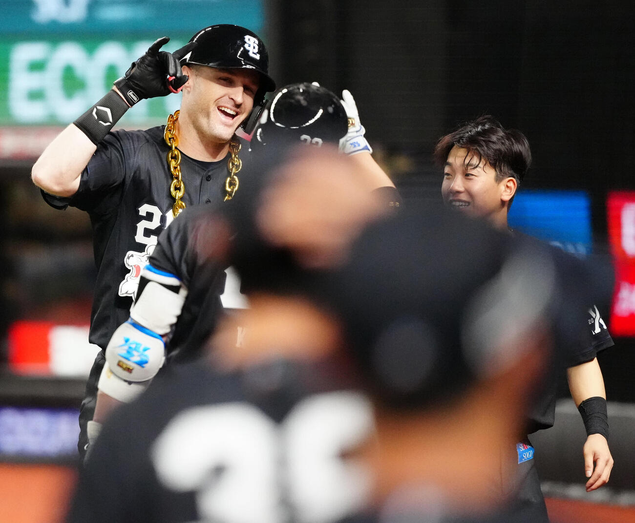 交流戦　西武対DeNA 7回裏西武1死、ソロ本塁打を放ち生還したタイラー・ネビン（左）（撮影・江口和貴）＝2026年5月29日