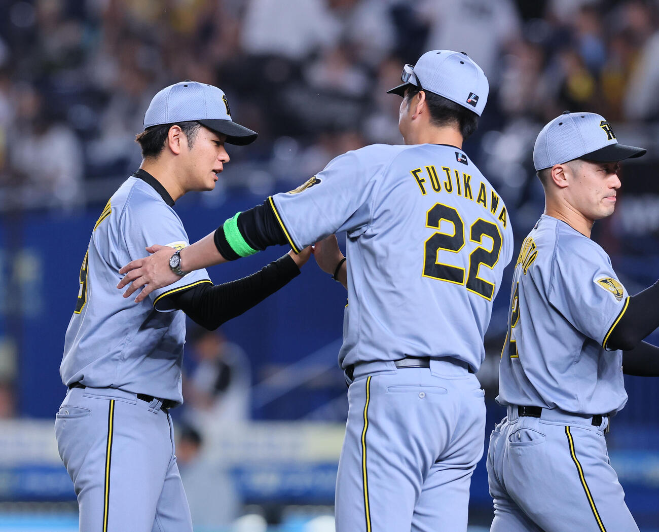 ロッテ対阪　ロッテに勝利し、藤川球児監督（右）とタッチを交わす阪神高橋遥人（撮影・藤尾明華）