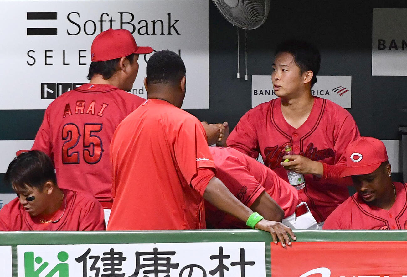 ソフトバンク対広島　7回裏終了後、ベンチで新井貴浩監督（左）とグータッチを交わす玉村昇悟（撮影・岩下翔太）