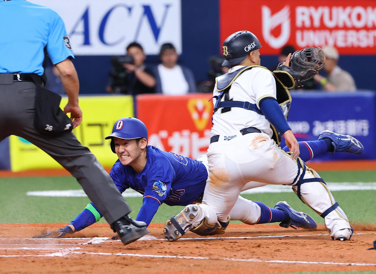 オリックス対中日　8回表中日2死満塁、尾田剛樹は田中幹也の2点適時打で生還する（撮影・上田博志）