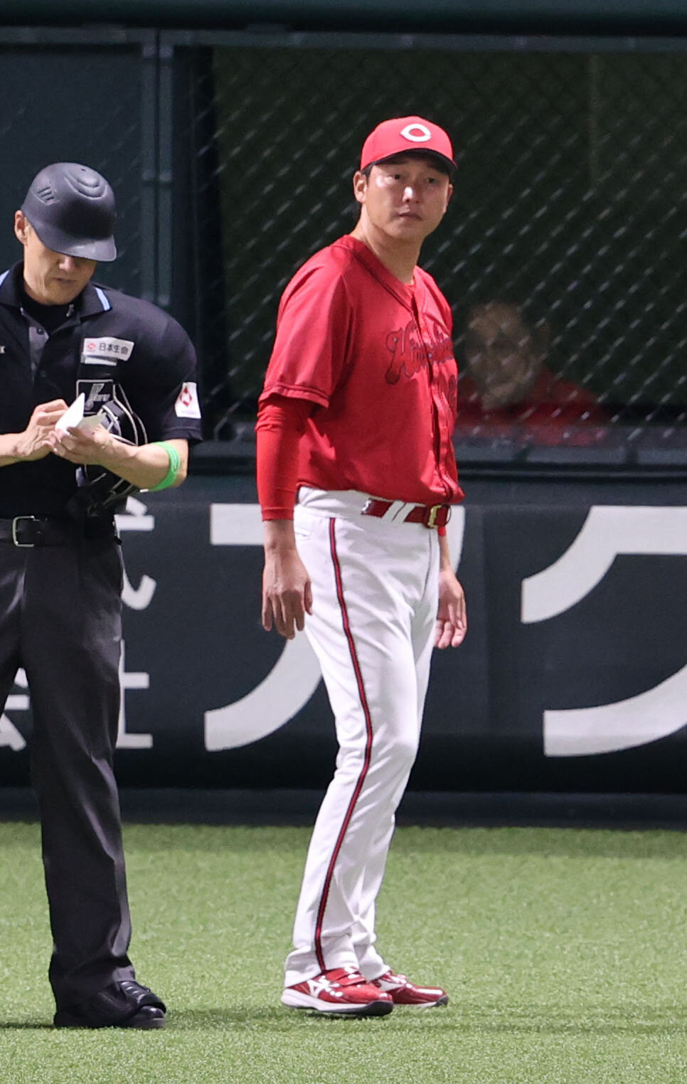 ソフトバンク対広島　審判に選手交代を告げた広島新井貴浩監督　（撮影・梅根麻紀）